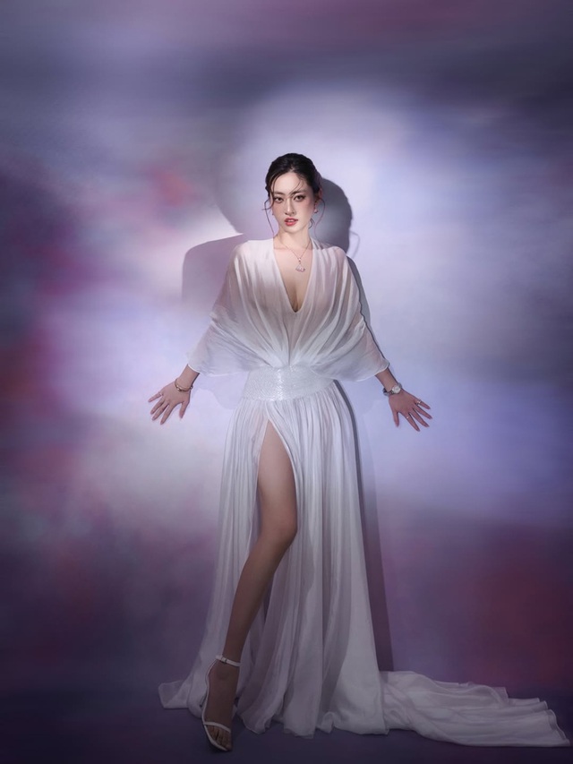 Thắp lửa thần thái, tự tin tuyệt đối với váy xẻ tà- Ảnh 1. Thắp lửa thần thái, tự tin tuyệt đối với váy xẻ tà- Ảnh 1.