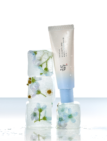 Thấu hiểu làn da người Việt, khi kem chống nắng không chỉ là lá chắn mà còn tạo lớp finish ẩm mịn - Ảnh 1. Thấu hiểu làn da người Việt, khi kem chống nắng không chỉ là lá chắn mà còn tạo lớp finish ẩm mịn - Ảnh 1.