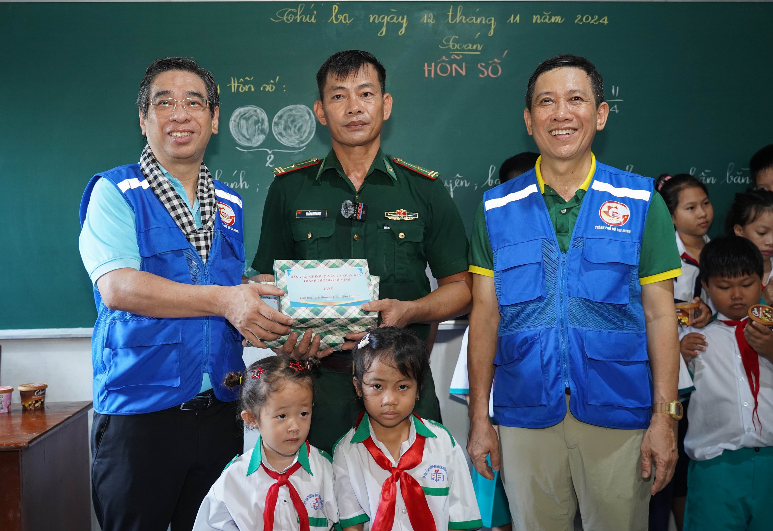 NGHĨA TÌNH TP HCM, VÌ BIỂN ĐẢO THÂN YÊU(*): Thầy giáo NGHĨA TÌNH TP HCM, VÌ BIỂN ĐẢO THÂN YÊU(*): Thầy giáo