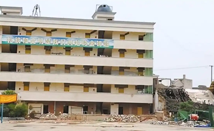 Thầy hiệu trưởng vừa nhậm chức đã đưa ra quyết định gây tranh cãi, 13 năm sau tất cả mọi người đều phải thừa nhận và nể phục- Ảnh 1.