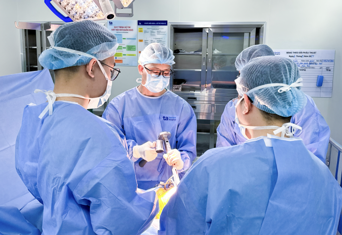 Bác sĩ Tân (giữa) cùng êkíp thay khớp háng cho ông Bình. Ảnh: Bệnh viện Đa khoa Tâm Anh