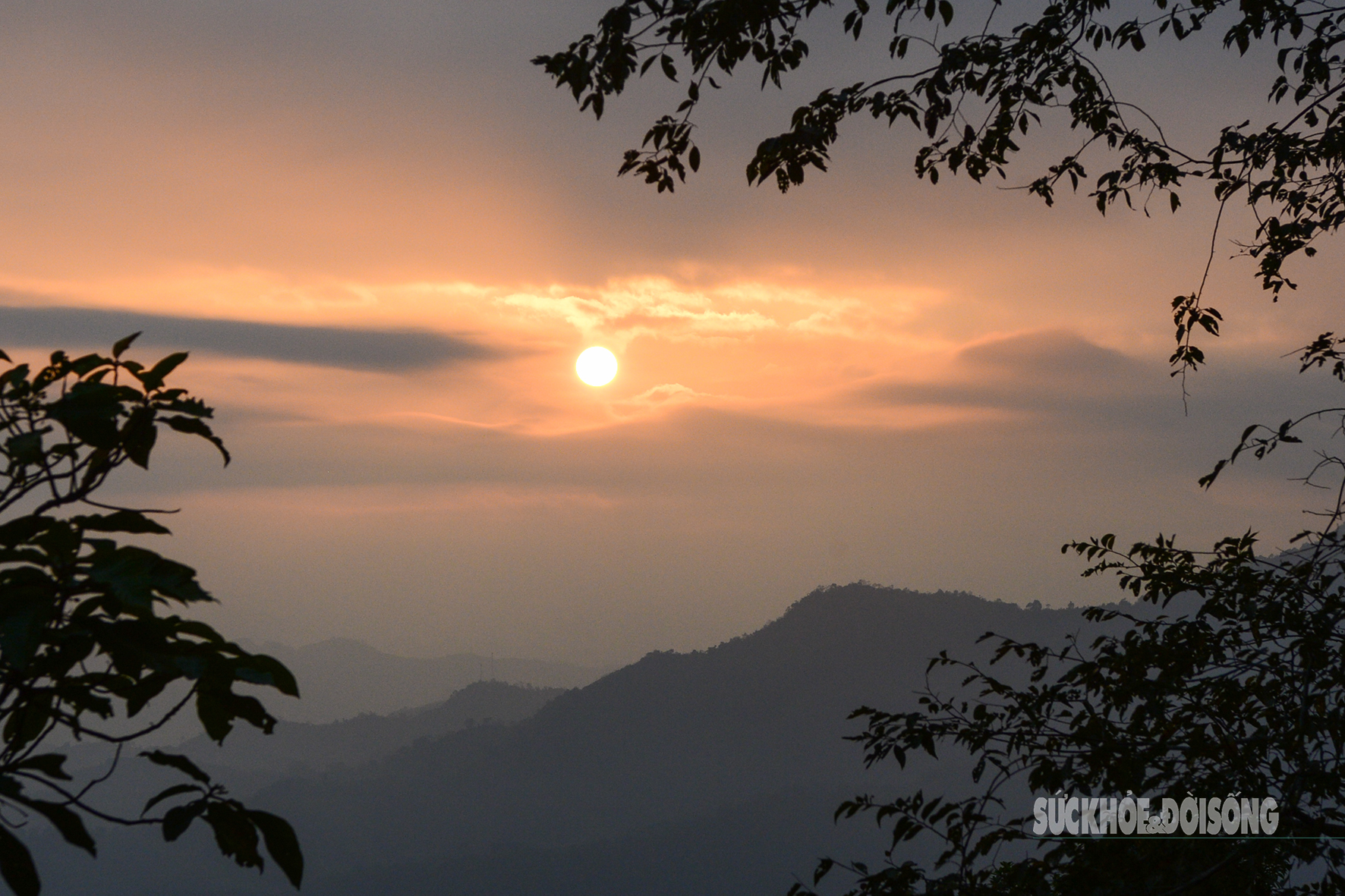 Theo chân giới trẻ lên Đồn Đèn đón bình minh và săn biển mây tuyệt đẹp 1 Mặt trời hiện lên sau tầng mây dày, tạo nên khung cảnh bình minh huyền ảo trên đỉnh Đồn Đèn.