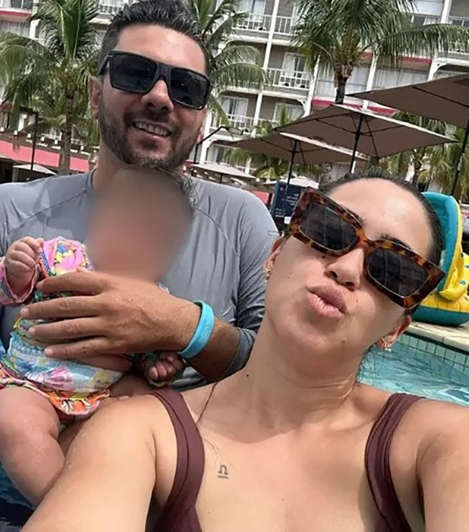 Carlos chụp ảnh cùng vợ con trước khi qua đời. Ảnh: Newsflash