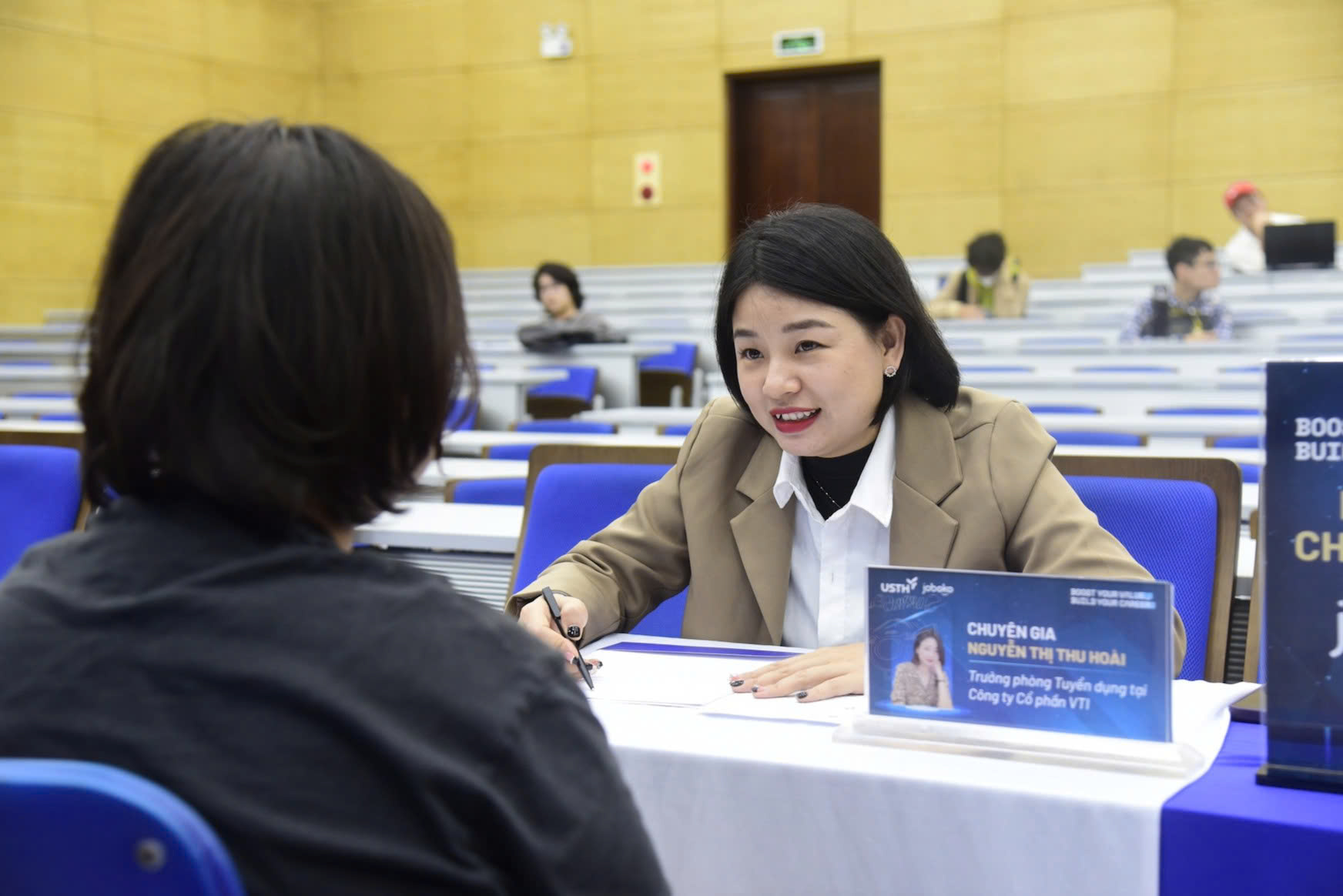 Thị trường việc làm khởi sắc - Ảnh 1.