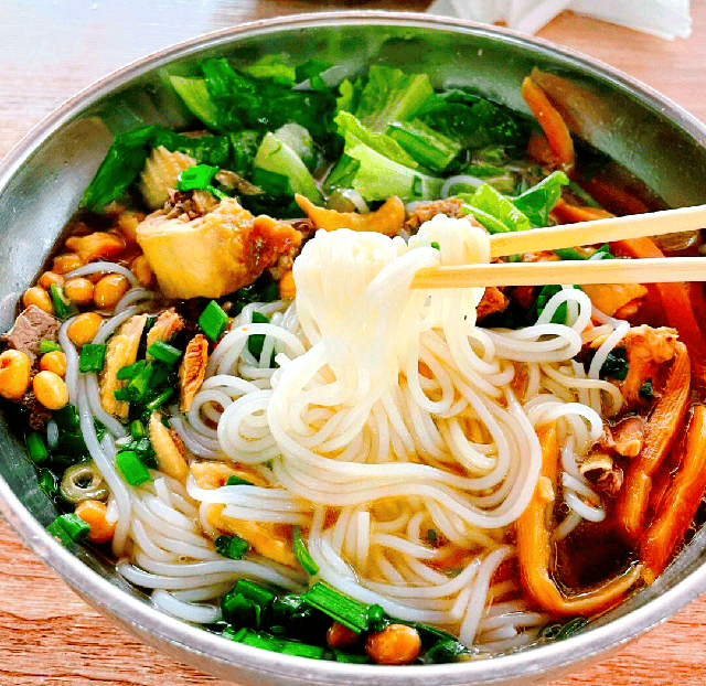 Chán Phượng Hoàng Cổ Trấn, giới trẻ rủ nhau sang Bách Sắc: Thiên đường ẩm thực 