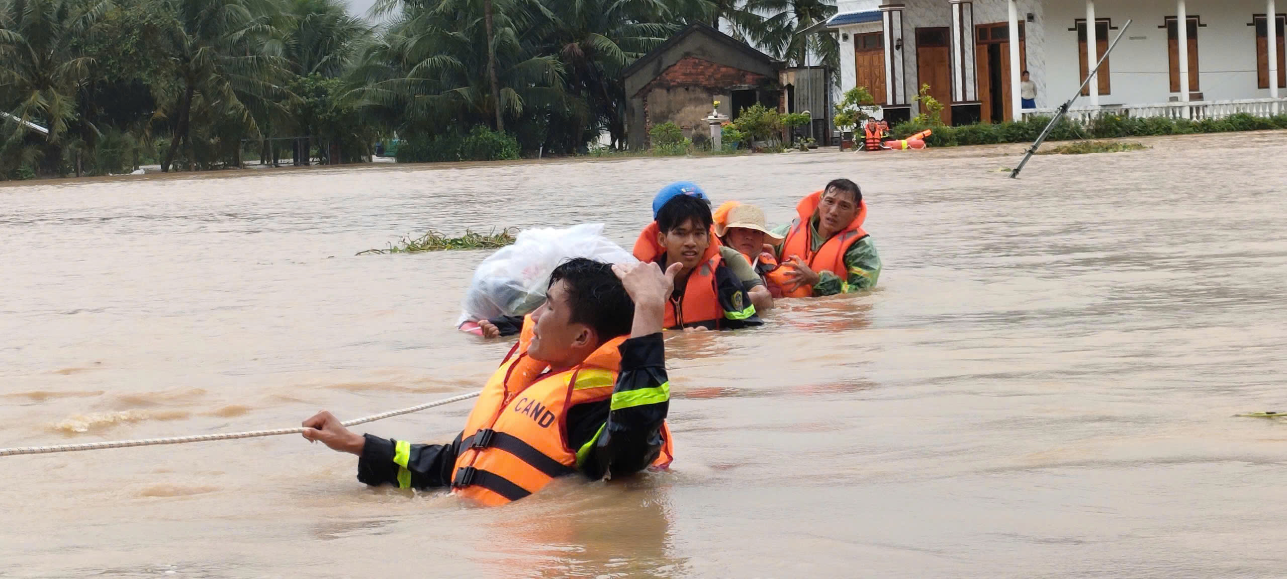 Thiên tai khốc liệt tại khánh hòa năm 2025 gây thiệt hại trên 6.000 Tỉ đồng - Ảnh 3. Thiên tai khốc liệt tại khánh hòa năm 2025 gây thiệt hại trên 6.000 Tỉ đồng - Ảnh 3.