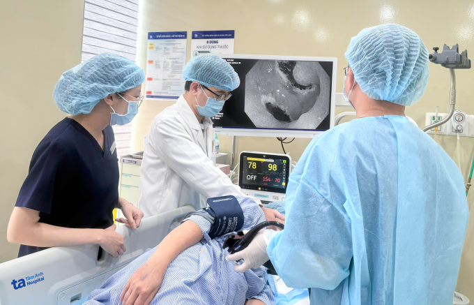 Bác sĩ nội soi cho bệnh nhi bị loét tá tràng. Ảnh: Phòng khám Đa khoa Tâm Anh Quận 7