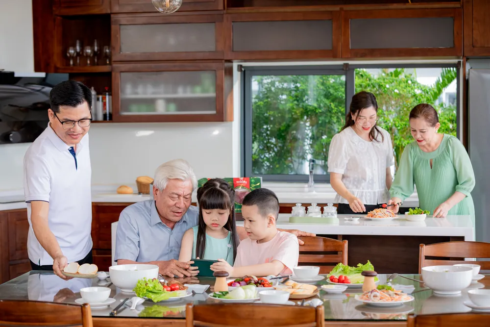 Cả nhà sum vầy thưởng thức món ăn được chế biến từ thịt đà điểu VietOstrich. H3.jpg