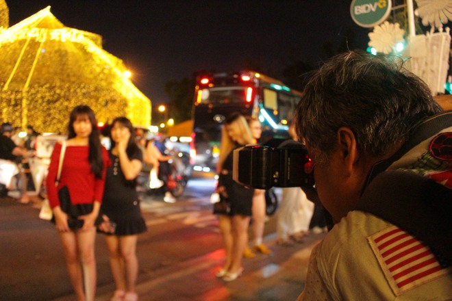 Thợ chụp ảnh dạo hút khách mùa Giáng sinh 2025 tại Nhà thờ Đức Bà - Ảnh 4. Thợ chụp ảnh dạo hút khách mùa Giáng sinh 2025 tại Nhà thờ Đức Bà - Ảnh 4.