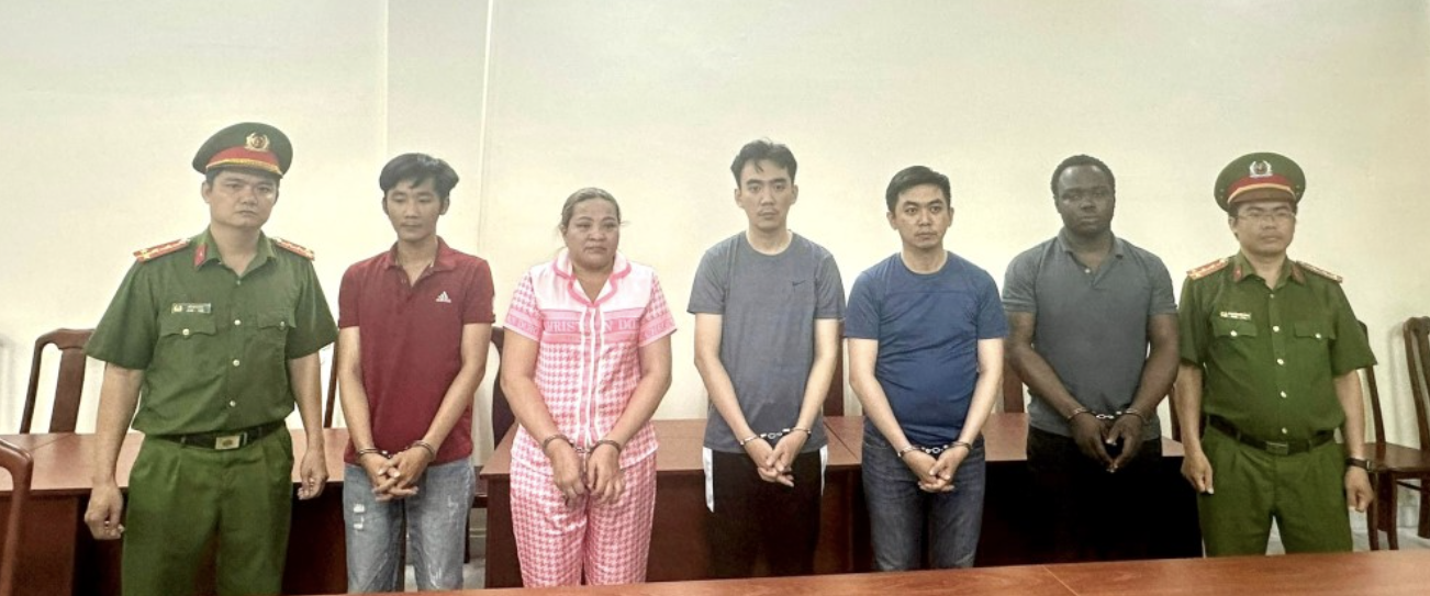 Thợ hồ, công nhân tham gia đường dây rửa tiền tại tiệm vàng lớn ở TPHCM 1 Thợ hồ, công nhân tham gia đường dây rửa tiền tại tiệm vàng lớn ở TPHCM - Ảnh 1.