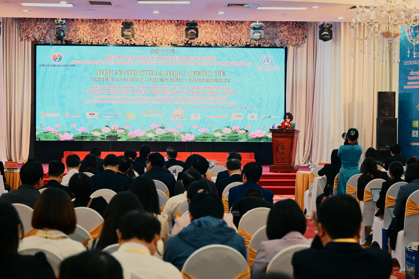 Hội nghị Khoa học Quốc tế về “Y học Cổ truyền và Y học Hiện đại trong phòng và điều trị bệnh mạch máu não” quy tụ hàng chục lãnh đạo, chuyên gia y tế trong nước và quốc tế