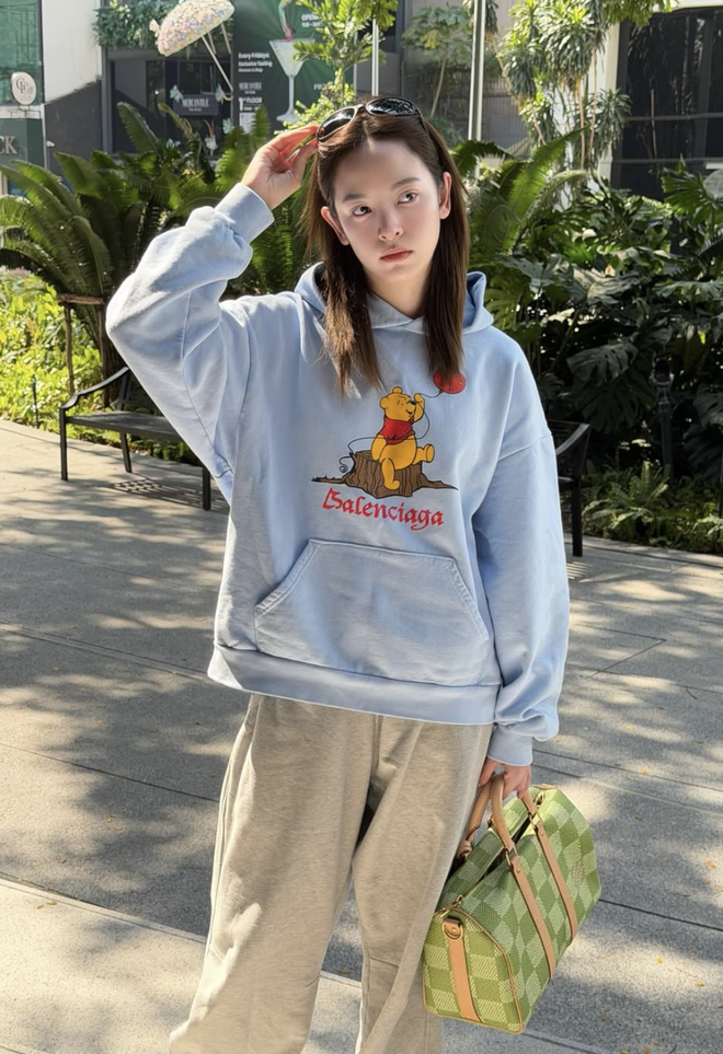 Thỏai mái xuống phố với áo khoác hoodie mùa đông thời trang 24 / 7 - Ảnh 1. Thỏai mái xuống phố với áo khoác hoodie mùa đông thời trang 24 / 7 - Ảnh 1.