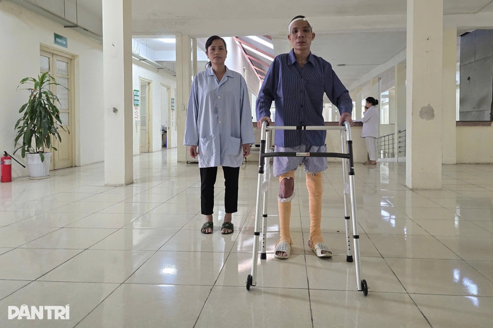 Thoát cửa tử sau tai nạn bỏng, người bố nghèo tập đi những bước đầu tiên - 1
