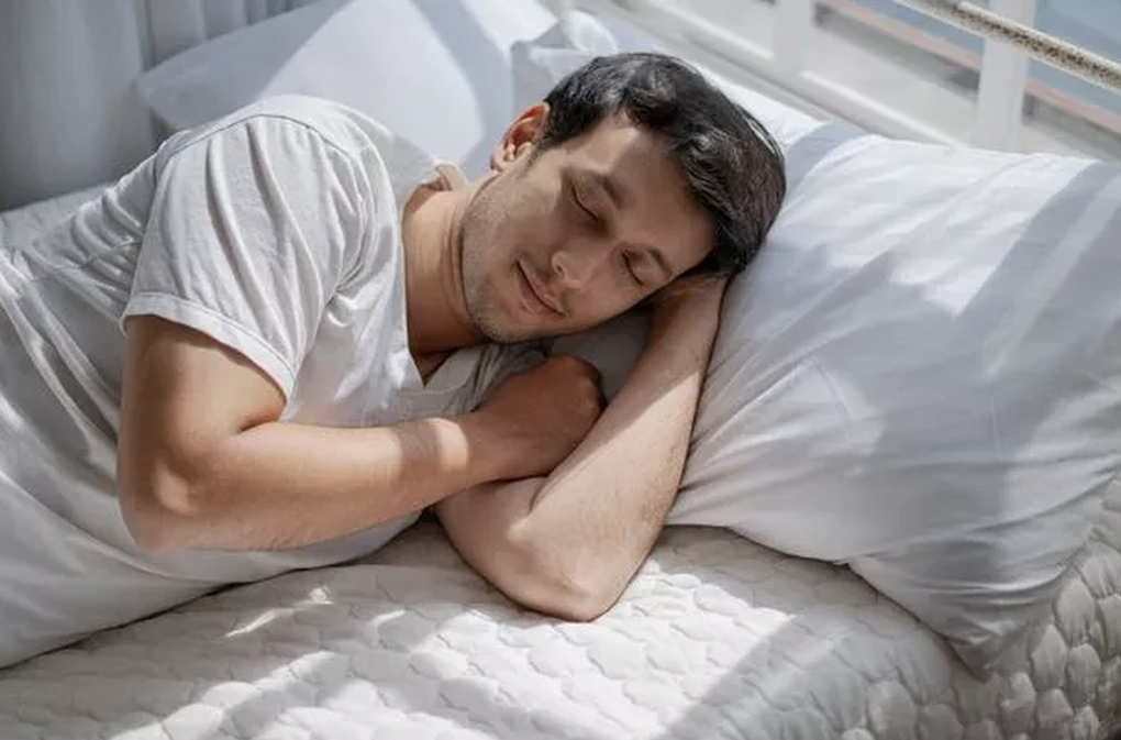 Thói quen ngủ tưởng vô hại có thể khiến cổ vai gáy đau mỗi sáng - 1