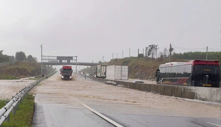 Thời tiết hôm nay 5-12: Miền Trung giảm mưa lớn, miền Nam mưa vài nơi - Ảnh 1.