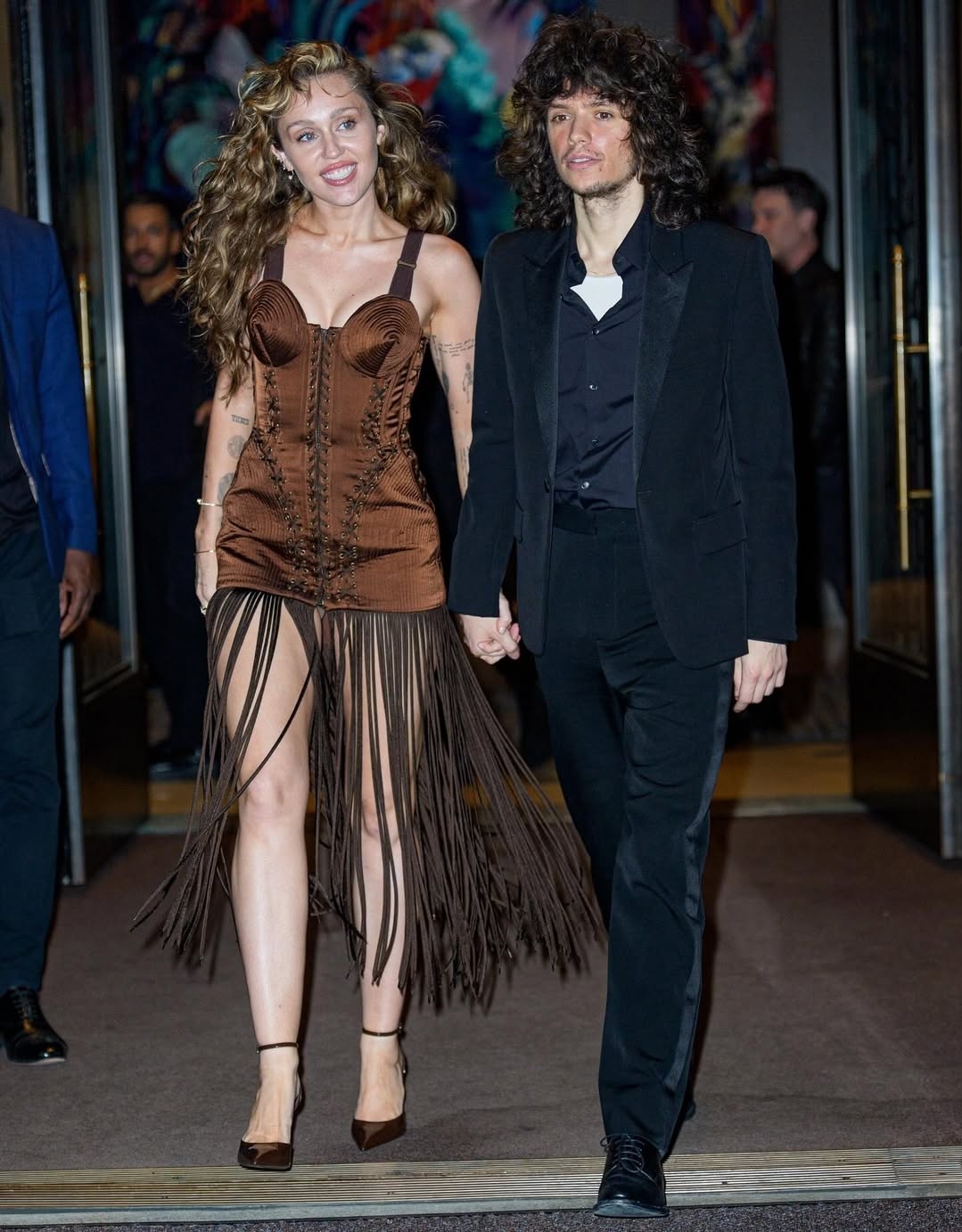 Thoi trang hen ho cua Miley Cyrus va tinh tre