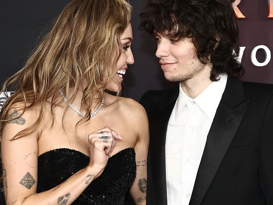 Miley Cyrus và bạn trai kém sáu tuổi tạo dáng tại buổi ra mắt phim Avatar 2025