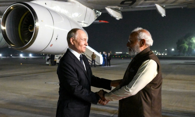 Thủ tướng Ấn Độ Narendra Modi và Tổng thống Nga Vladimir Putin tại sân bay quốc tế Indira Gandhi, New Delhi, đêm 4/12. Ảnh: AFP