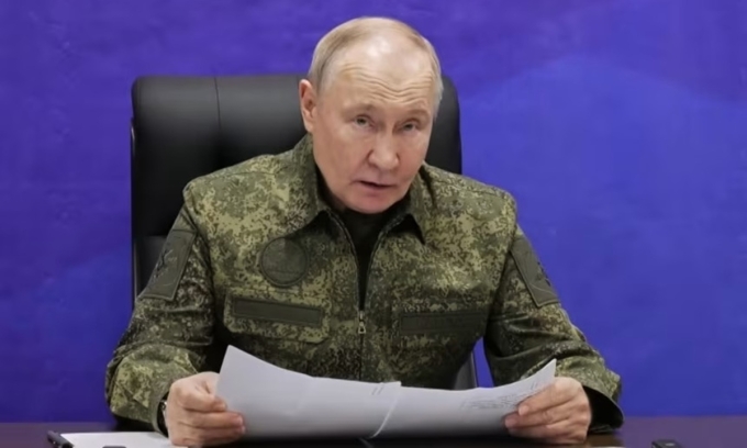 Tổng thống Nga Vladimir Putin trong chuyến thăm một trung tâm chỉ huy quân sự hôm 30/11. Ảnh: AP
