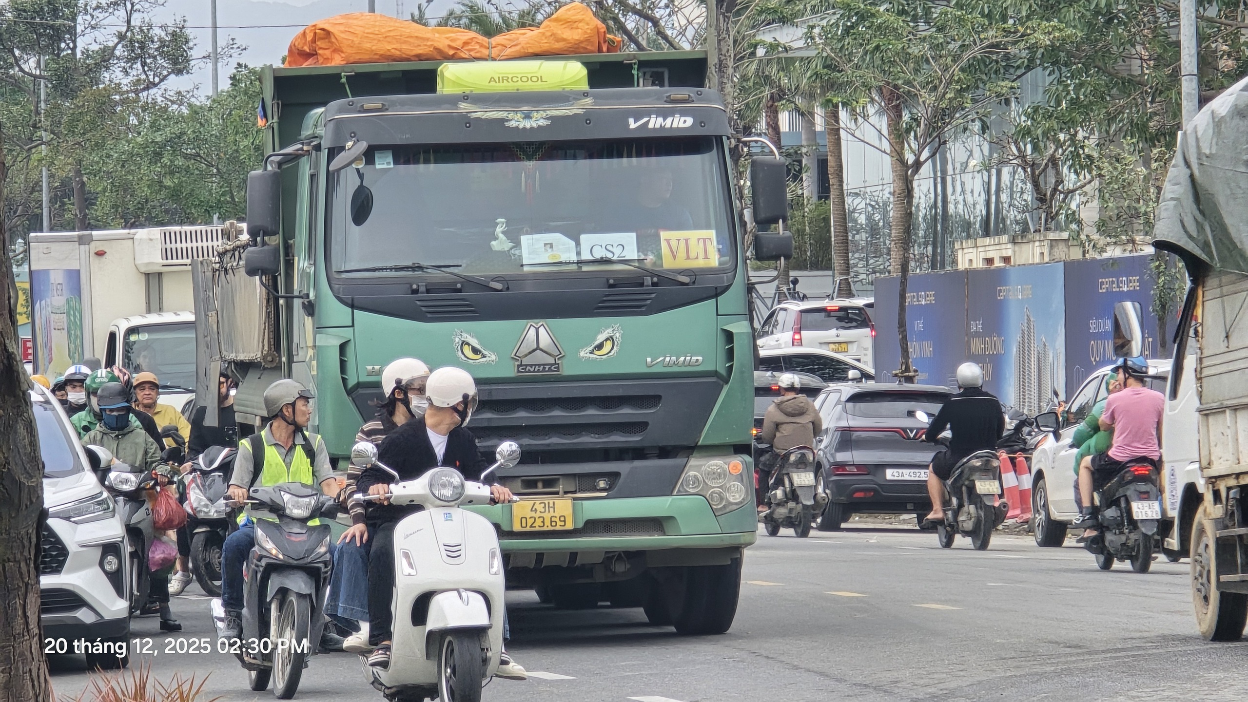CLIP: Thót tim cảnh xe tải trọng lớn giành đường ngay giữa trung tâm Đà Nẵng - Ảnh 1.