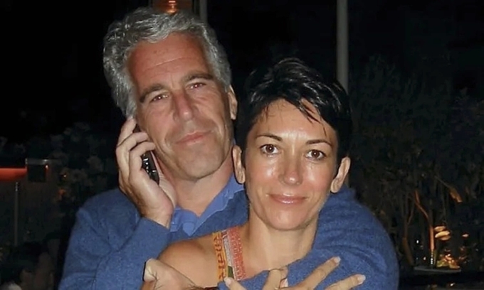Ghislaine Maxwell cùng bạn trai, tỷ phú ấu dâm Jeffrey Epstein. Ảnh: Zuma Press