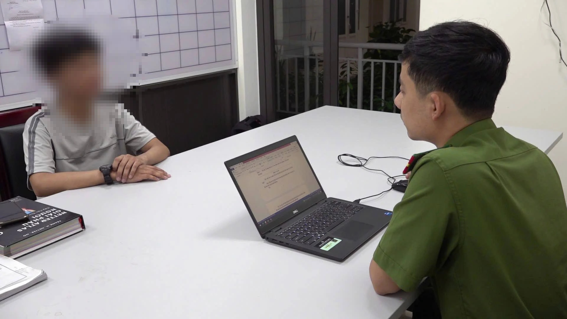 ‘Bắt cóc online’: Vì sao nhóm lừa đảo có thể điều khiển nạn nhân?- Ảnh 1.