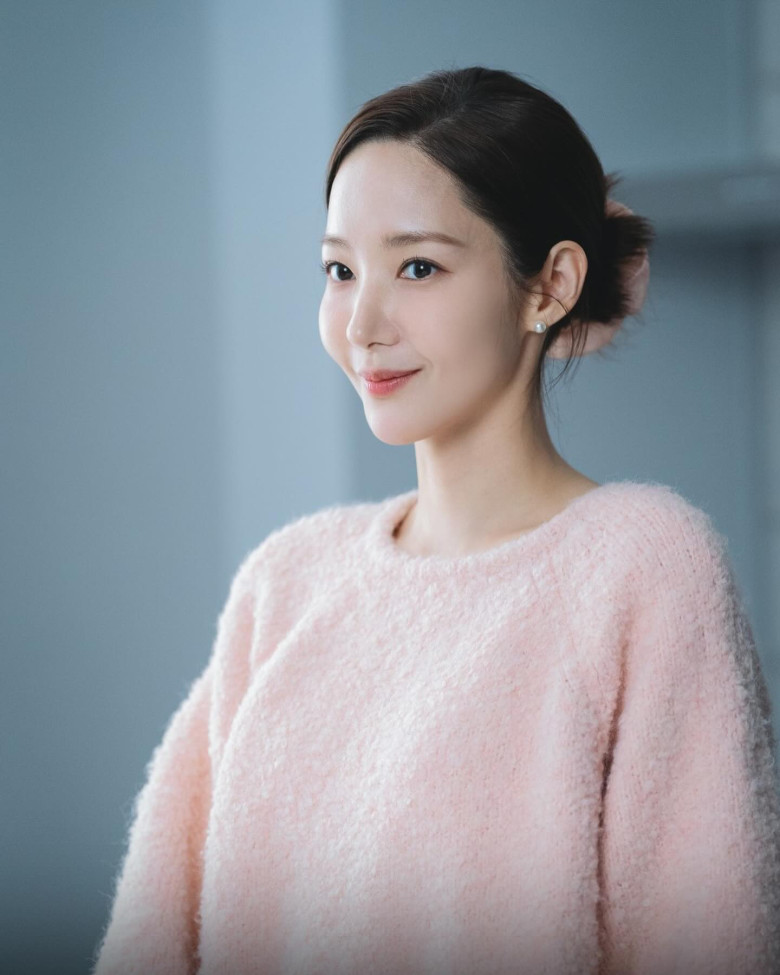 Thử đủ kiểu tóc, tôi thấy 6 kiểu này của "đệ nhất thư ký" là dễ áp dụng nhất: Vừa gọn mặt lại sang xịn 4 Tóc búi thấp giúp Park Min Young ghi điểm với vẻ ngoài chỉn chu, nền nã, phù hợp môi trường công sở cần sự nghiêm túc nhưng vẫn giữ nét mềm mại, thanh lịch.