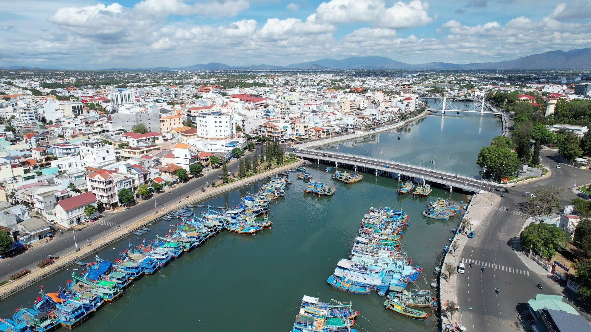 Thu nhập bình quân người dân Phan Thiết đạt gần 3 . 000 USD Sau sáp nhập - Ảnh 2. Thu nhập bình quân người dân Phan Thiết đạt gần 3 . 000 USD Sau sáp nhập - Ảnh 2.