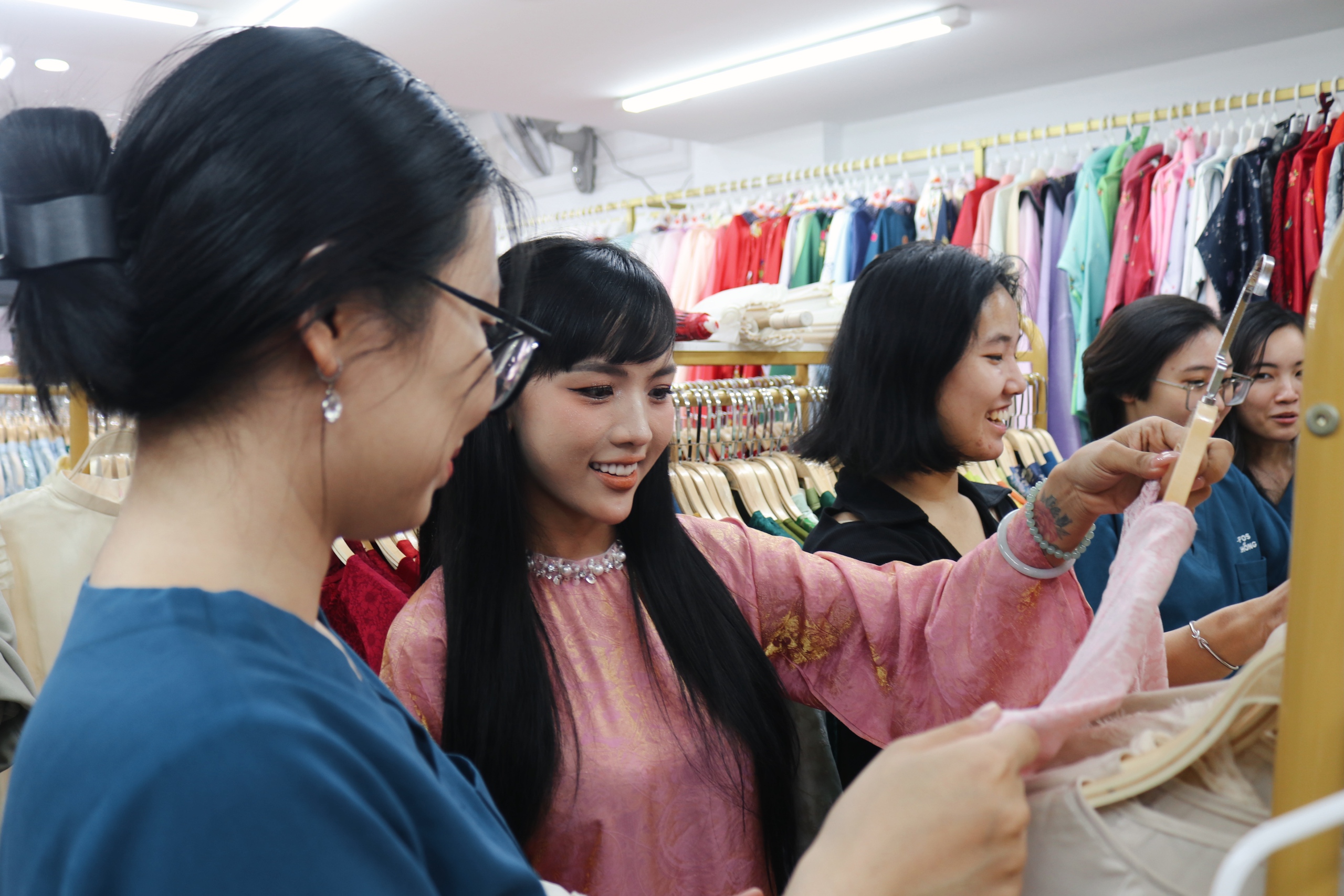 Thu nhập khủng từ cho thuê áo dài chụp ảnh Tết tại TP HCM - Ảnh 7.