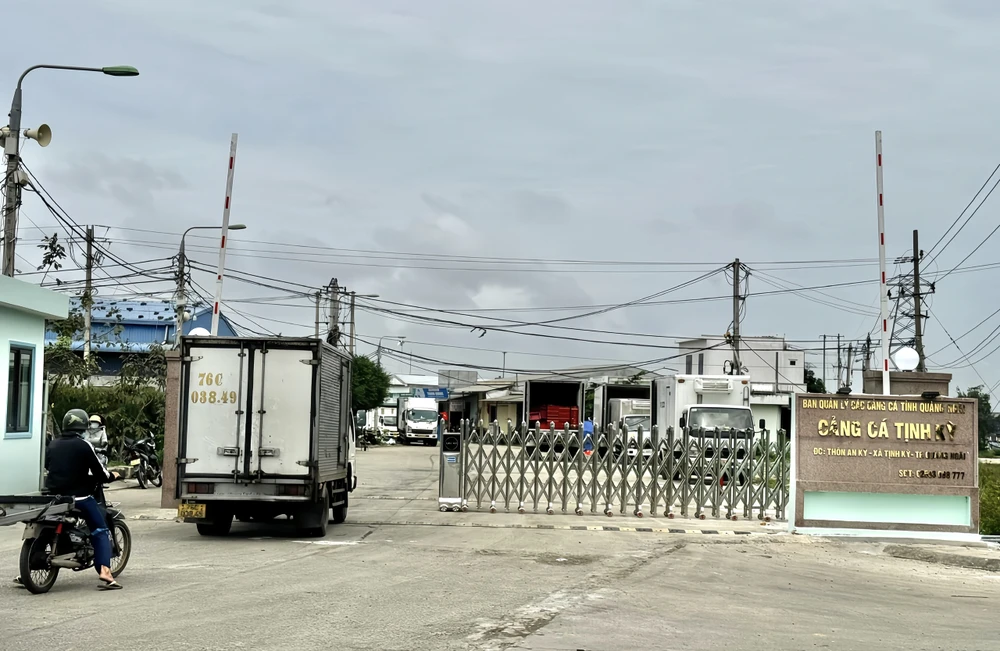 Cổng vào cảng cá Tịnh Kỳ.