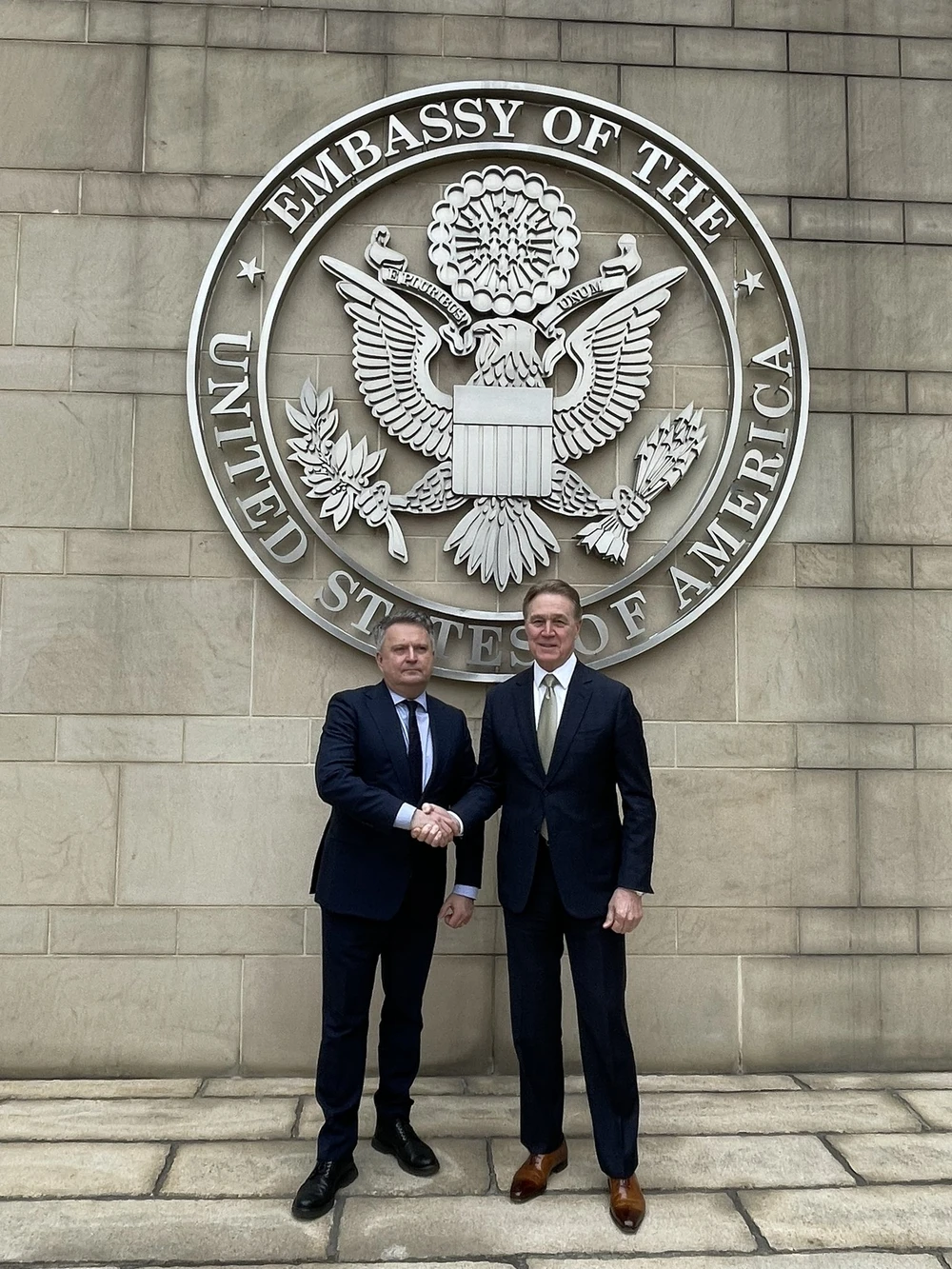 Thứ trưởng thứ nhất Bộ Ngoại giao Ukraine - ông Sergiy Kyslytsya (trái) gặp Đại sứ Mỹ tại Trung Quốc - ông David Perdue (phải) tại Bắc Kinh hôm 18-12. Ảnh: X/Sergiy Kyslytsya 1912 Thứ trưởng Ngoại giao Ukraine tới Bắc Kinh, gặp giới chức Trung Quốc và Đại sứ Mỹ_1.jpg