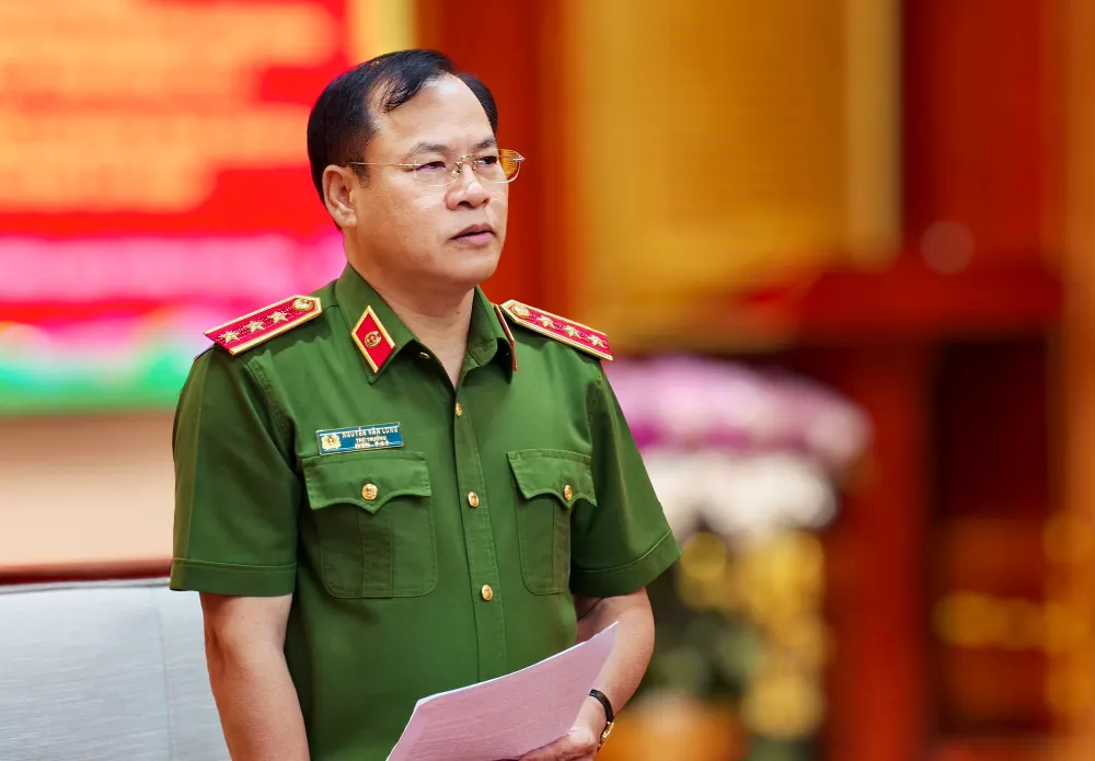 Thượng tướng Nguyễn Văn Long, Thứ trưởng Bộ Công an, phát biểu tại buổi khen thưởng. Ảnh: NT thu-truong-nguyen-van-long-canh-sat-ma-tuy-doi-mat-nhieu-hiem-nguy-cam-do-009.jpg