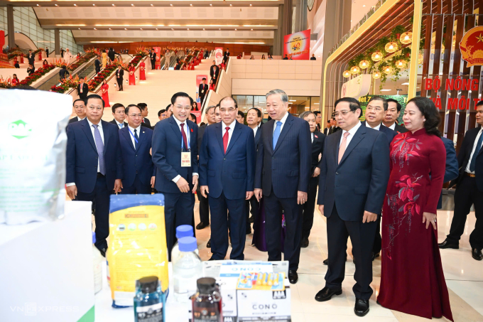 Tổng Bí thư Tô Lâm, nguyên Tổng Bí thư Nông Đức Mạnh, Thủ tướng Phạm Minh Chính, Phó chủ tịch nước Võ Thị Ánh Xuân tham quan các gian hàng trước giờ khai mạc Đại hội. Ảnh: Giang Huy