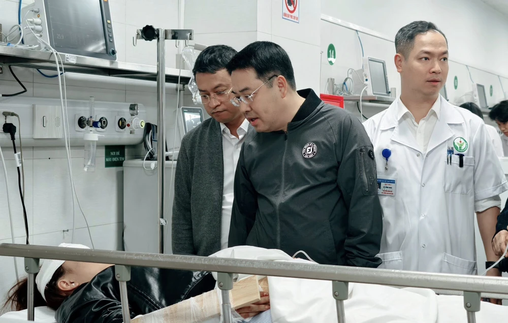 Chủ tịch UBND tỉnh Lào Cai Nguyễn Tuấn Anh tới thăm hỏi các nạn nhân trong vụ lật xe Lào Cai đang được cấp cứu tại Bệnh viện Việt Đức (Hà Nội). Ảnh: BV lat xe lao cai.jpg