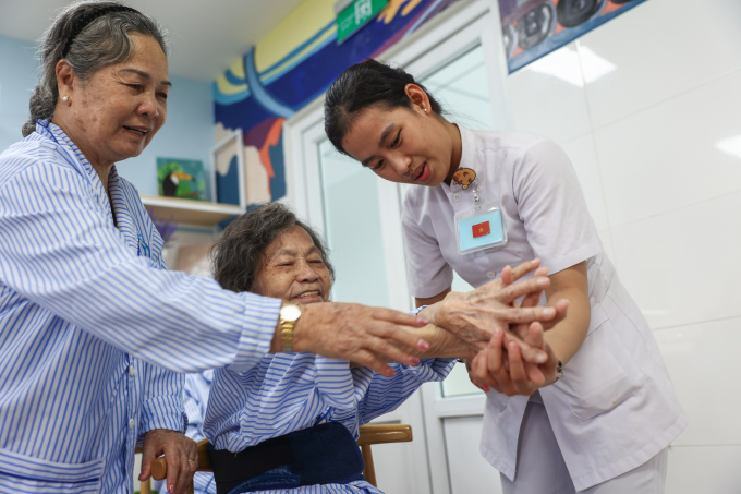 Người cao tuổi tham gia dịch vụ dưỡng lão bán trú tại Bệnh viện Phục hồi chức năng - Điều trị bệnh nghề nghiệp TP HCM, tháng 10/2025. Ảnh: Quỳnh Trần