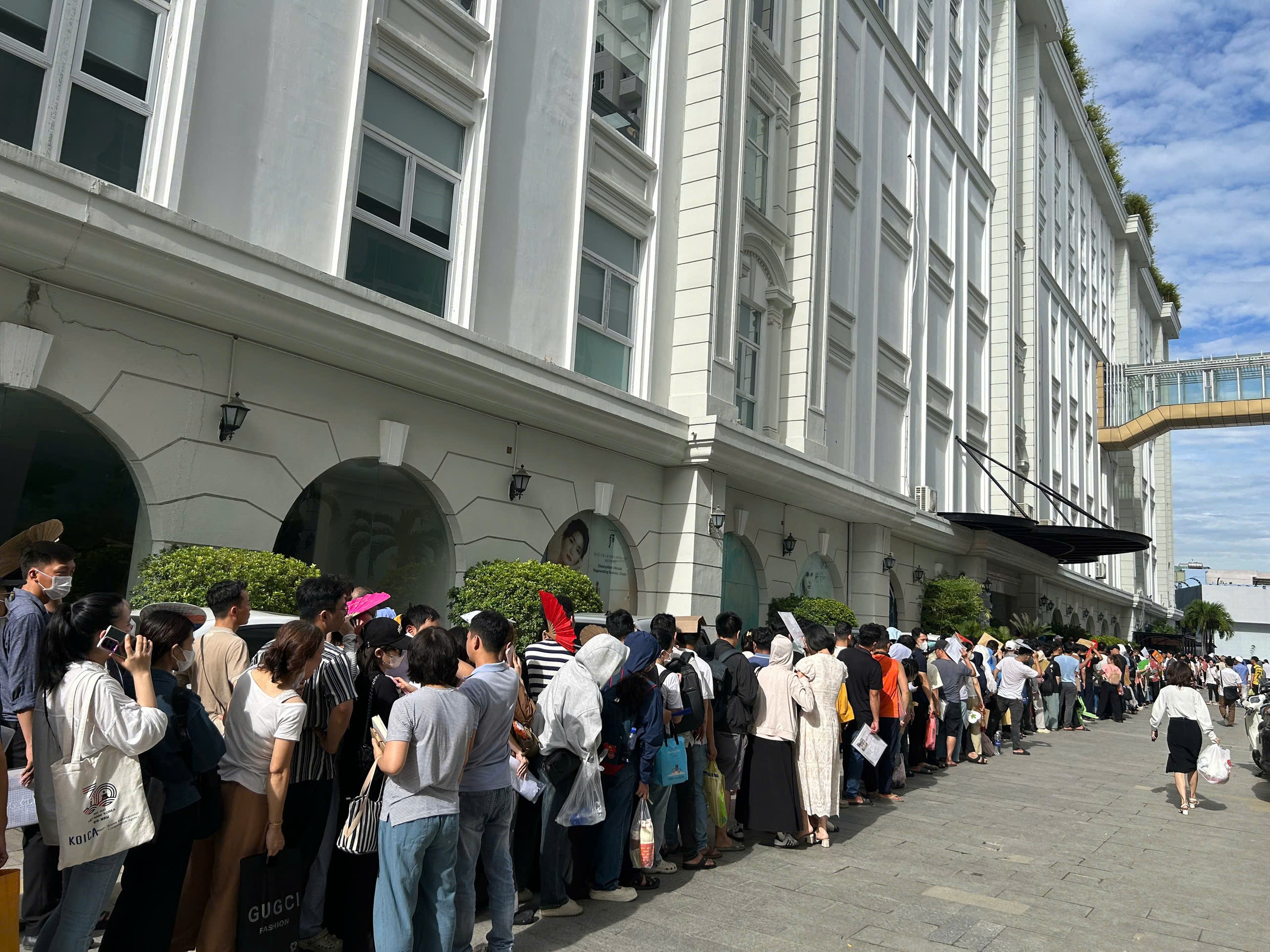 Thủ tướng yêu cầu điều tra môi giới trái phép nhà ở xã hội, thu hồi nhà không đúng đối tượng - Ảnh 1.