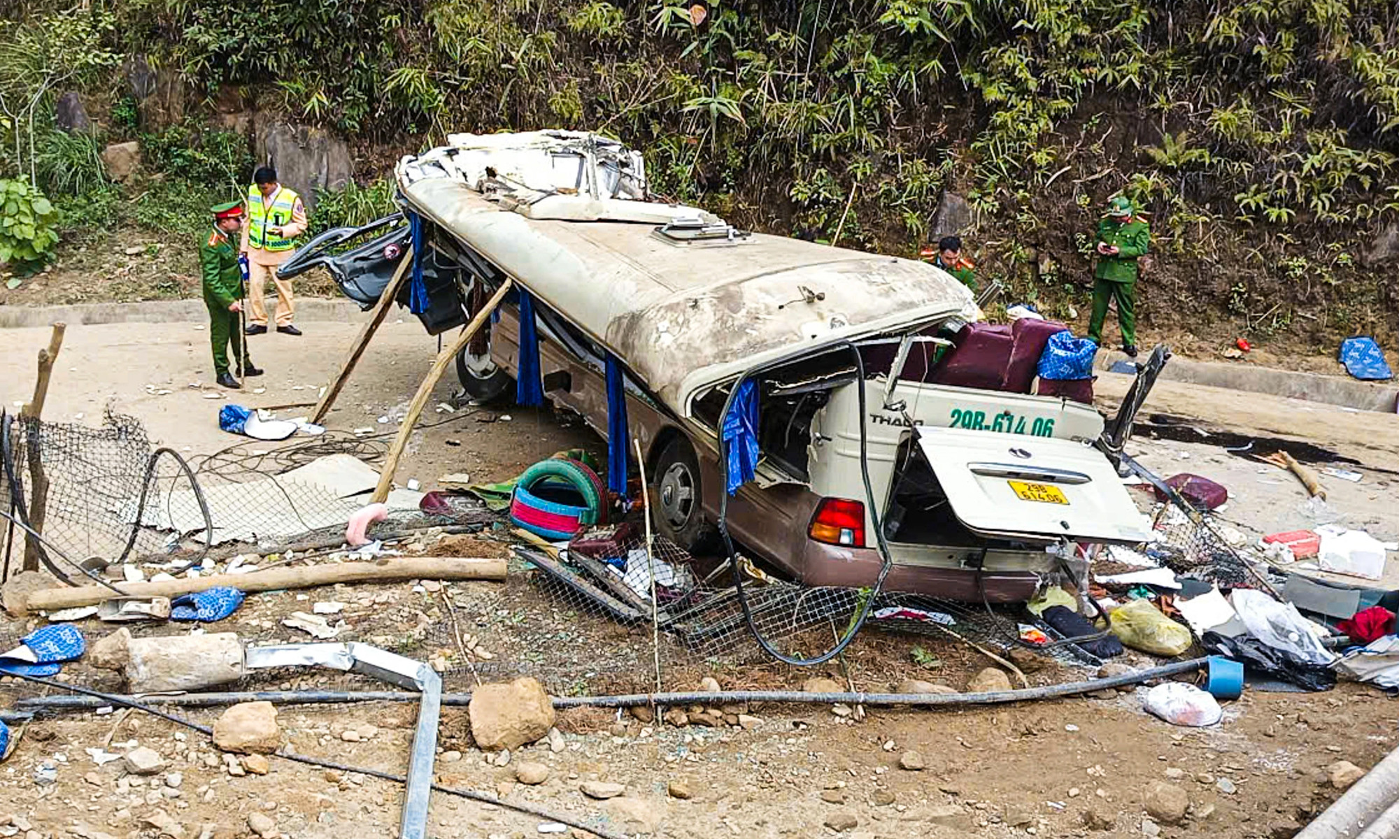 Lật xe chở đoàn thiện nguyện làm 9 người chết: Thủ tướng yêu cầu kiểm tra nhà xe- Ảnh 1.