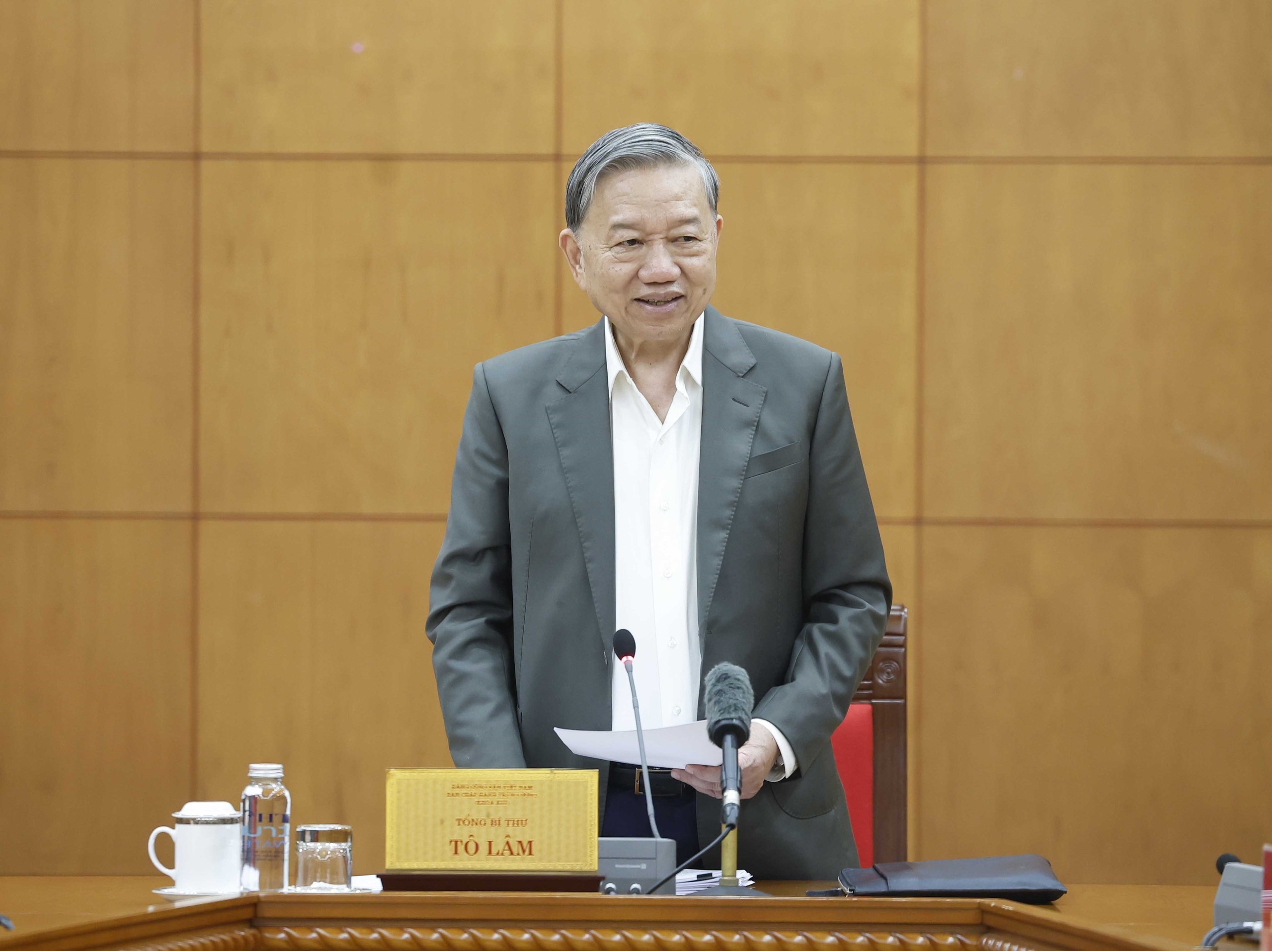 Tổng Bí thư: Thời gian để phụng dưỡng Mẹ Việt Nam, thương binh... không còn nhiều - Ảnh 1.