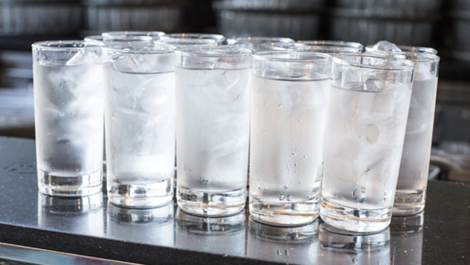 Nhai đá sau khi hết đồ uống là con đường nhanh nhất dẫn đến hư hỏng men răng. Ảnh: Today Show