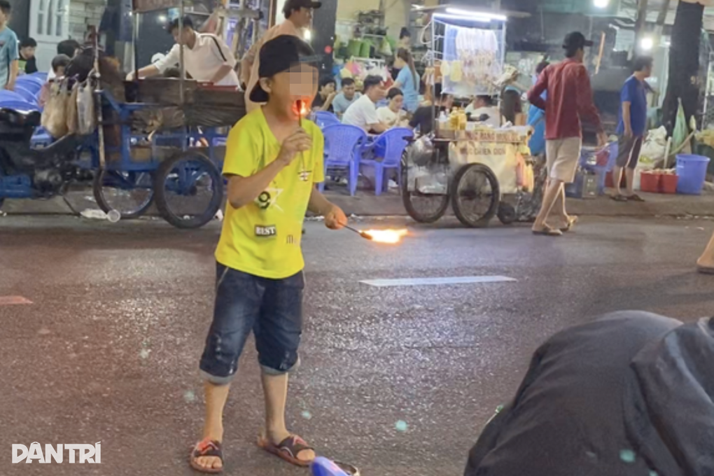 Thực trạng lao động trẻ em: Nhiều trẻ phải ra đường kiếm sống sau 22h - 2