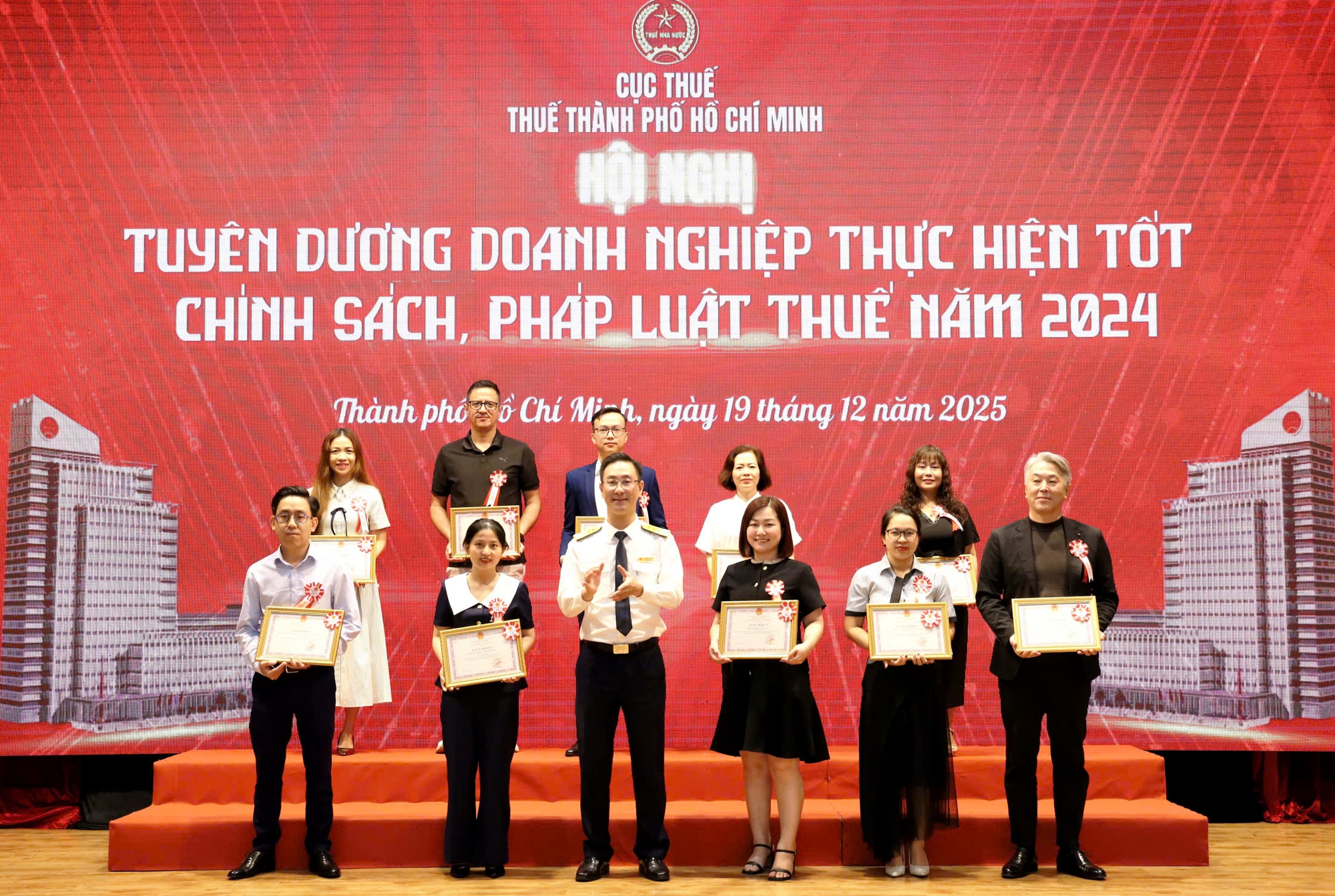 Thuế TP.HCM tuyên dương 262 doanh nghiệp nộp thuế tốt, nhiều bệnh viện, ngân hàng được nhắc tên - Ảnh 1.