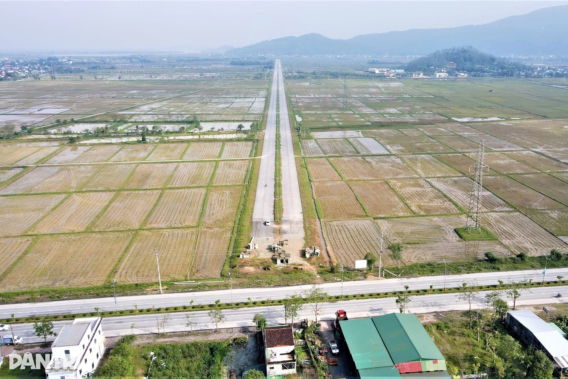 Thuê “thần đèn” dời cổng đền hơn 200 tuổi, đường trăm tỷ vẫn cụt 2 đầu - 1