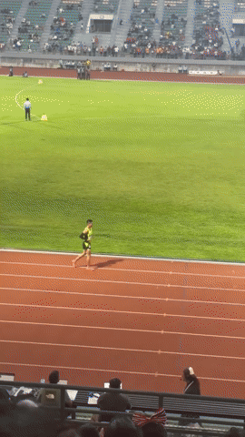 Thương lắm hình ảnh VĐV Việt Nam tập tễnh lê từng bước về đích, rồi nằm vật trên sân ở chung kết SEA Games 33- Ảnh 1. Thương lắm hình ảnh VĐV Việt Nam tập tễnh lê từng bước về đích, rồi nằm vật trên sân ở chung kết SEA Games 33- Ảnh 1.