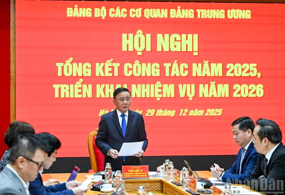 Ông Trần Cẩm Tú, Ủy viên Bộ Chính trị, Thường trực Ban Bí thư, Trưởng Ban Chỉ đạo tham dự và chủ trì Hội nghị. Ảnh: NHÂN DÂN thuong-truc-ban-bi-thu-chuyen-doi-so-phai-tu-co-lam-sang-lam-den-noi-den-chon-3.jpg