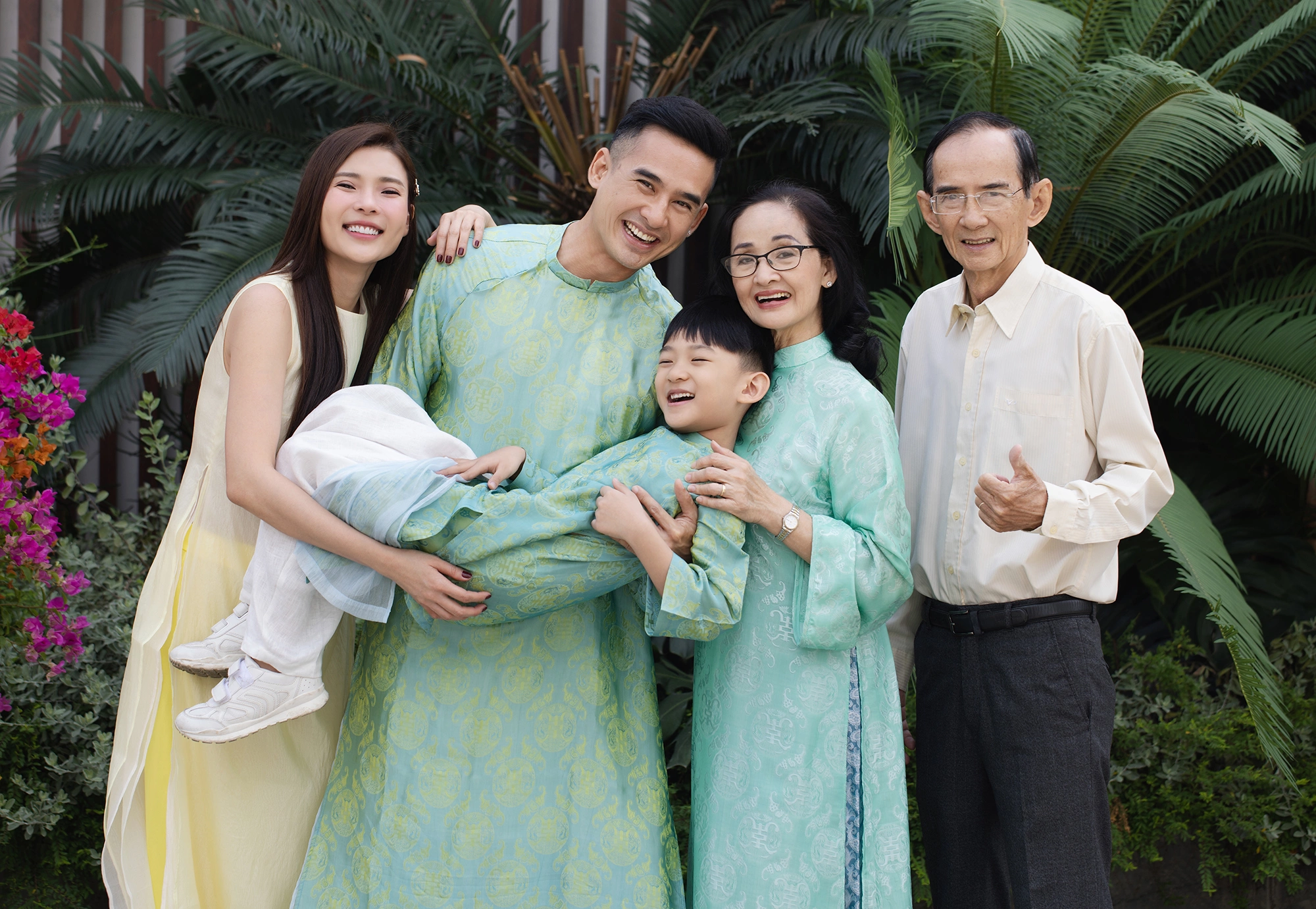 Thúy Diễm lên tiếng về tin đồn "cưới chồng mới", bạn diễn chung cũng bị nhắn tin hỏi thăm vì Lương Thế Thành "mặt căng" 8 Thúy Diễm được bố mẹ chồng yêu thương, giúp đỡ việc chăm con.