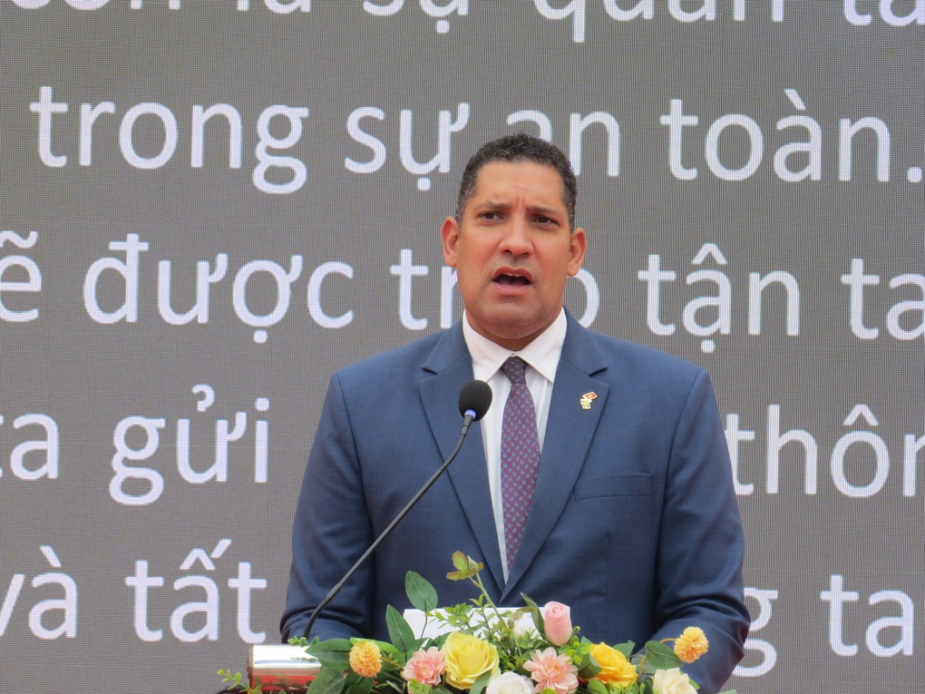 Thụy Điển tặng 400 mũ bảo hiểm cho học sinh Hà Nội - 1