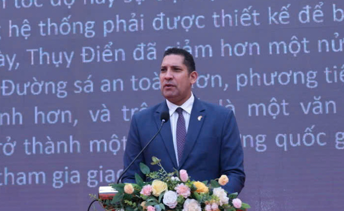 Thụy Điển trao 400 mũ bảo hiểm cho học sinh Hà Nội - Ảnh 1.