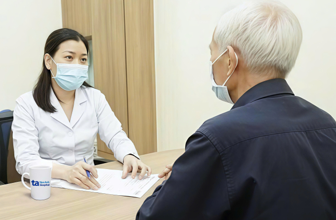 Bác sĩ Hà tư vấn cho ông Kiên trong ngày tái khám. Ảnh:
