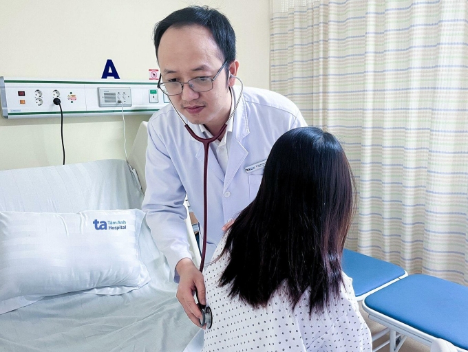 Bác sĩ Tuấn kiểm tra sức khỏe bệnh nhân trước lúc xuất viện. Ảnh: Hạ Vũ