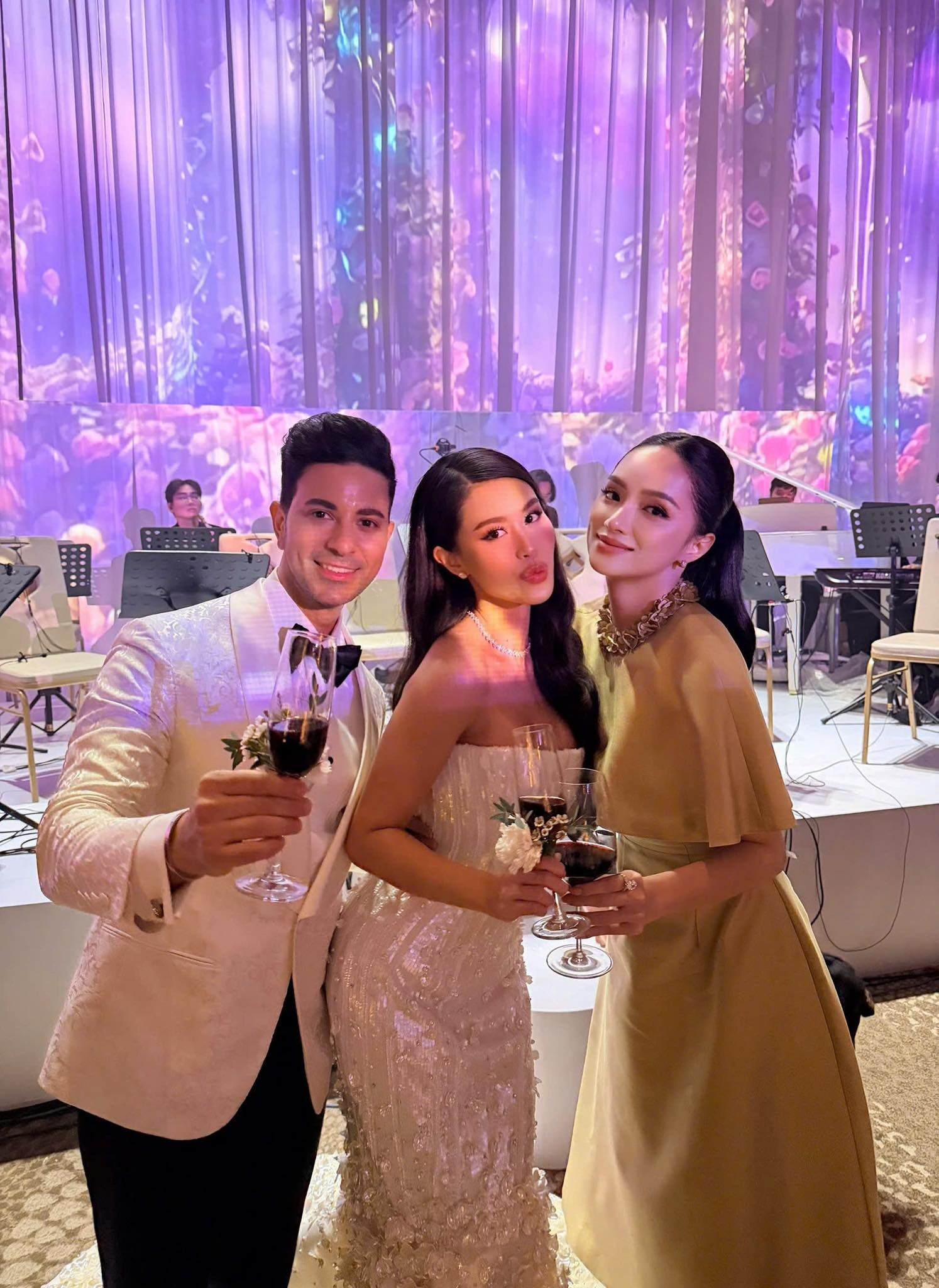 Hoa hậu Hương Giang gửi lời chúc mừng: Ai cũng xứng đáng có được hạnh phúc.